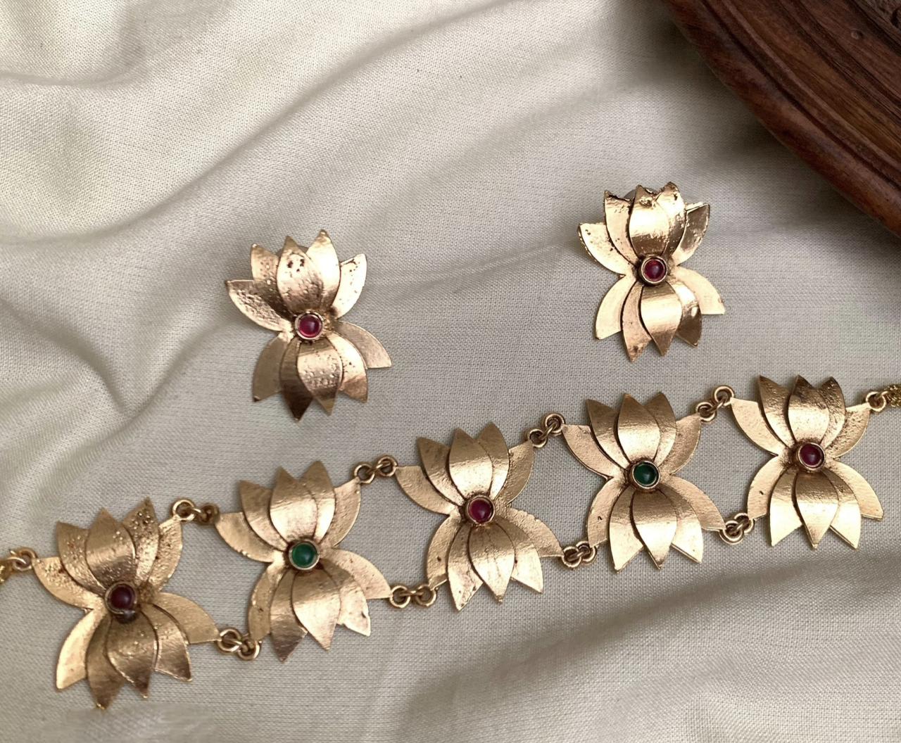 Lotus chocker